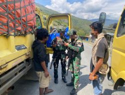 Satgas Yonif 136/Tuah Sakti Laksanakan Sweeping Serentak, Cegah Peredaran Senjata dan Barang Terlarang