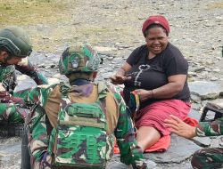 Satgas Yonif Raider 136/TS Gelar Patroli Simpatik dan Pelayanan Kesehatan di Kampung Irimuli