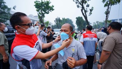 Pertamina Patra Niaga Regional Sumbagut Bagikan 2.200 Masker, Dukung Kesehatan Masyarakat di Tengah Kabut Asap Medan
