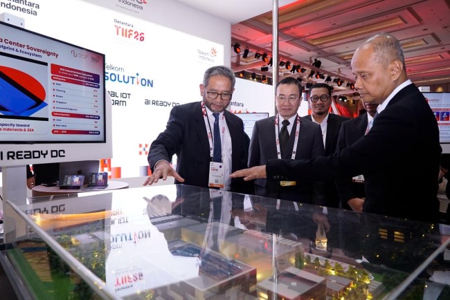 Direktur Strategic Business Development & Portfolio Telkom Seno Soemadji (paling kiri) memperkenalkan empat kapabilitas Sovereign Digital Technology yang membentuk ekosistem teknologi digital nasional terintegrasi.